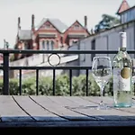 Oscars Hotel And Cafe Bar
