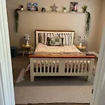 Quiet Family Retreat Getaway - Wildlife Park, Sovereign Hill, Kryall Castle And City At Your Door - Modern House, 8 Guests, 4 Bedrooms, 5 Beds