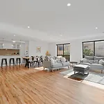 Beautiful Golden Point Home - Style&Sophistication
