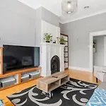 Victorian Charm Meets Modern Ease Near Lake And Cbd