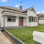Victorian Charm Meets Modern Ease Near Lake And Cbd