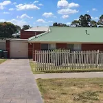 2 Bedroom Unit With Garage And Backyard - Only Minutes To Sovereign Hill And Ballarat Cbd - Sleeps 1 To 6