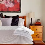 2 Bedroom Unit With Garage And Backyard - Only Minutes To Sovereign Hill And Ballarat Cbd - Sleeps 1 To 6