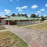 2 Bedroom Unit With Garage And Backyard - Only Minutes To Sovereign Hill And Ballarat Cbd - Sleeps 1 To 6