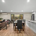 Sovereign Hill Close -Private, Peaceful, Modern