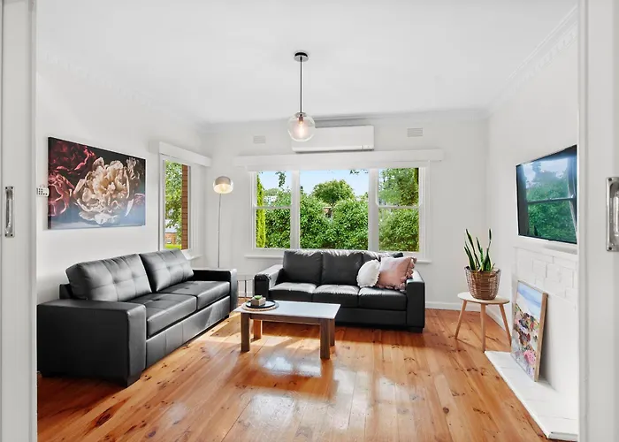 Family Friendly, Sleeps 8, Big Backyard, Pet Friendly