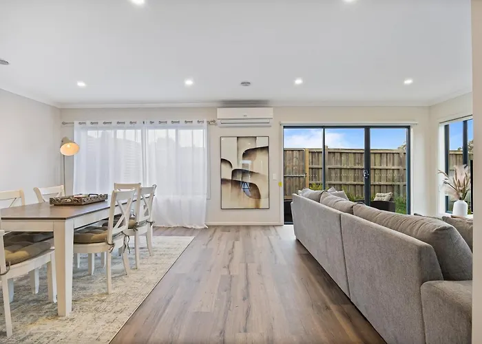 Ballarat Modern Oasis, Stylish 3 Bedroom 2 Bathroom Retreat, Newly Build, New Appliances, Beds And Furniture, Walking Distance To Shopping Mall