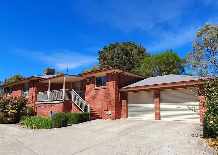 Ballarat Holiday Homes - Bells Lane - Large Home With Double Garage - Only Minutes From Ballarat Cbd - Sleeps 1 To 10