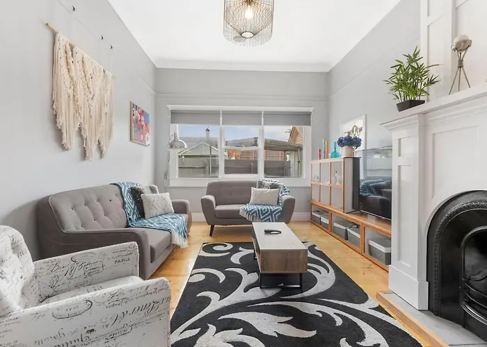 Victorian Charm Meets Modern Ease Near Lake And Cbd
