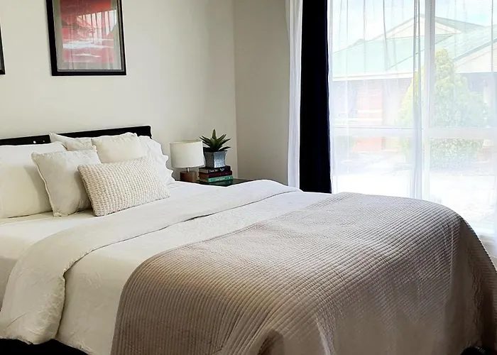 2 Bedroom Unit With Garage And Backyard - Only Minutes To Sovereign Hill And Ballarat Cbd - Sleeps 1 To 6