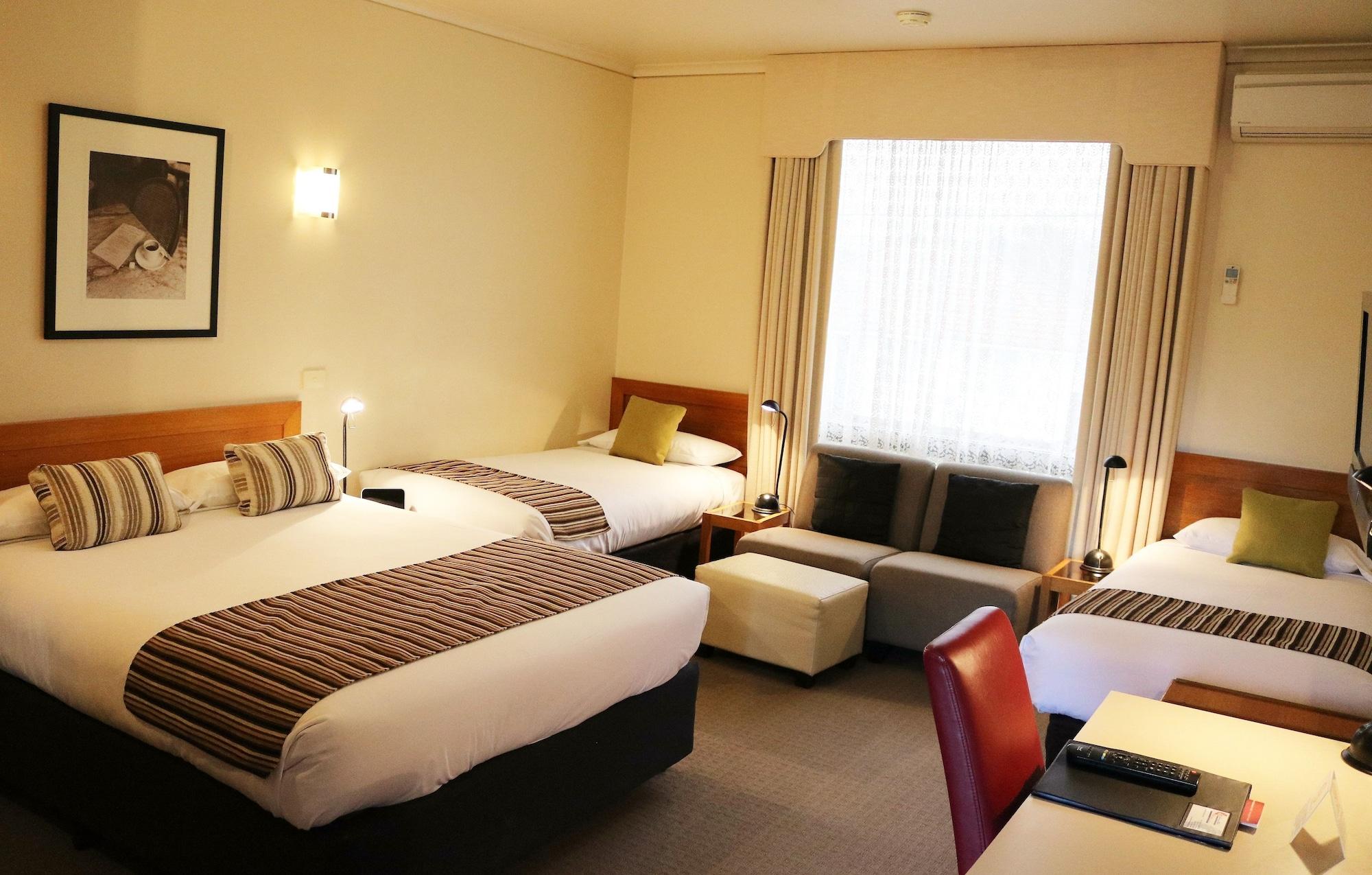 Sovereign Park Motor Motel 4*