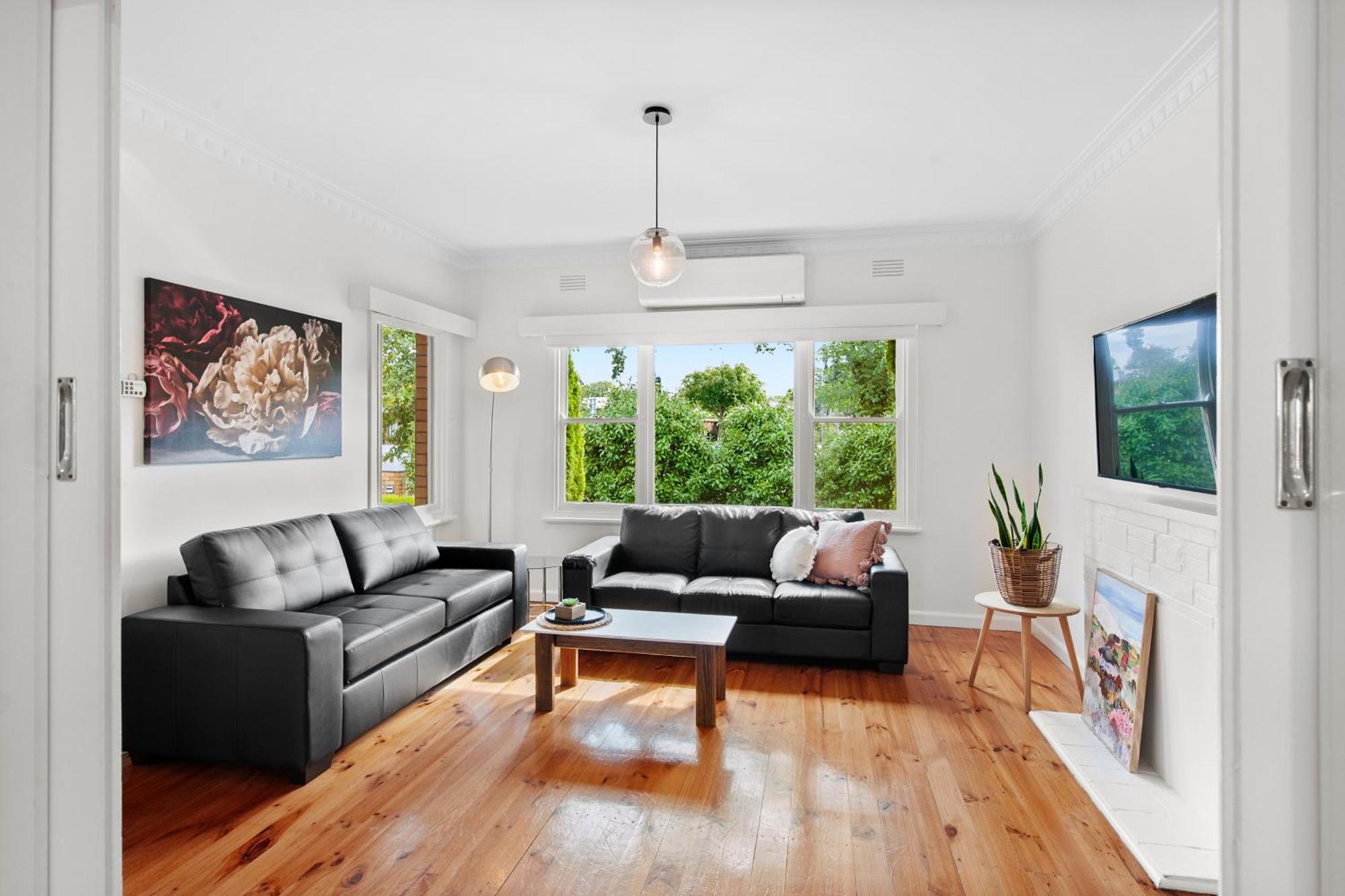 Holiday home Family Friendly, Sleeps 8, Big Backyard, Pet Friendly *