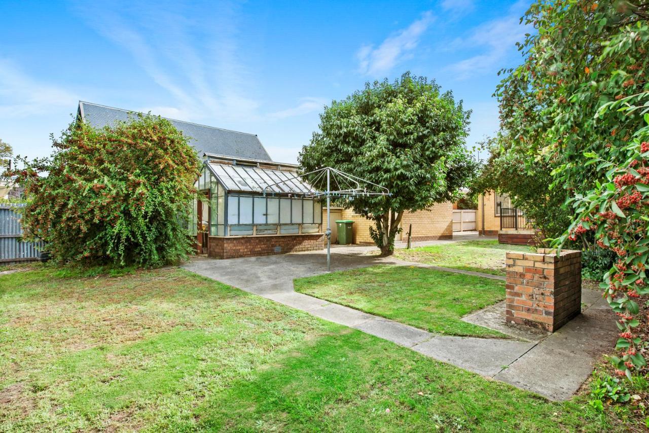 Family Friendly, Sleeps 8, Big Backyard, Pet Friendly Holiday home *