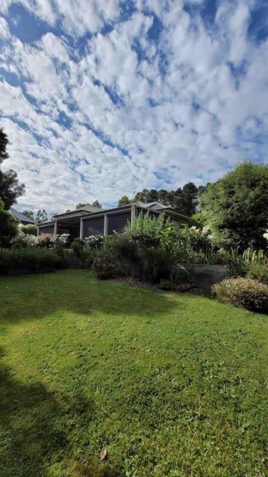 Tranquil Family Haven: Modern 4-bedroom Retreat Near Wildlife Park *