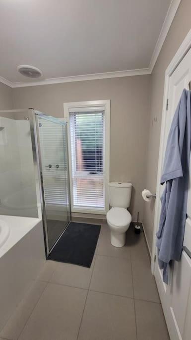 Tranquil Family Haven: Modern 4-bedroom Retreat Near Wildlife Park