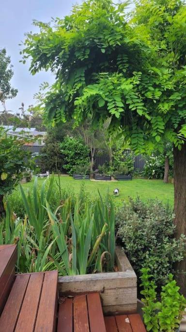 Tranquil Family Haven: Modern 4-bedroom Retreat Near Wildlife Park Apartment Ballarat