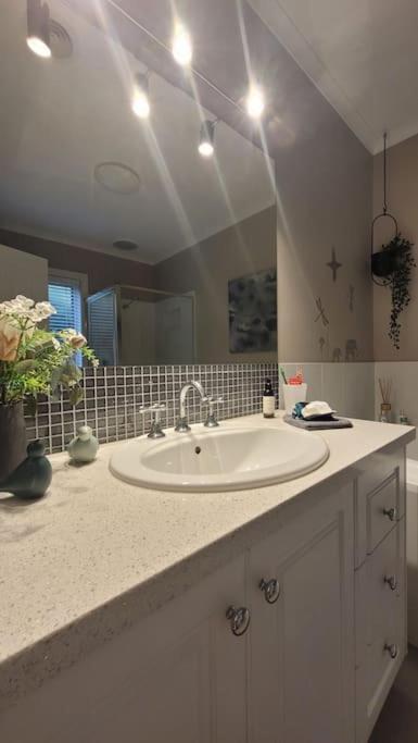 Tranquil Family Haven: Modern 4-bedroom Retreat Near Wildlife Park Apartment *