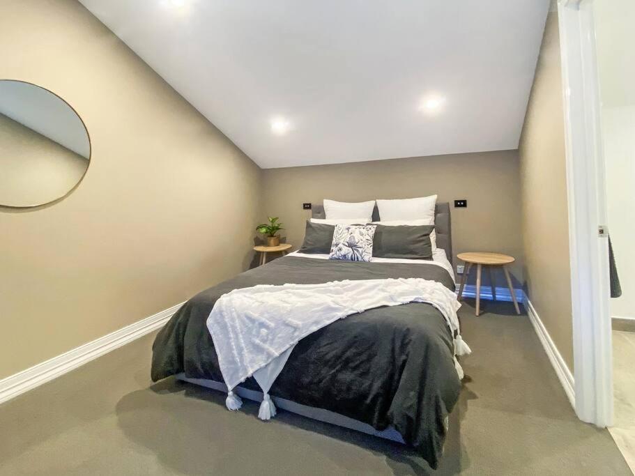 So Central! 3 Bedroom Apartment *