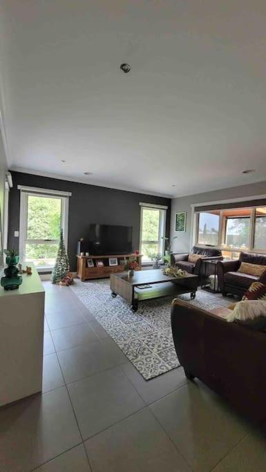 Apartment Tranquil Family Haven: Modern 4-bedroom Retreat Near Wildlife Park *