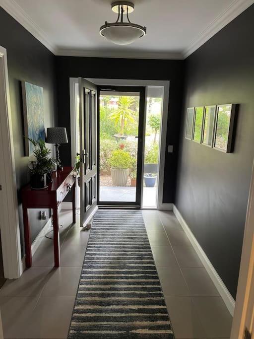 Apartment Tranquil Family Haven: Modern 4-bedroom Retreat Near Wildlife Park