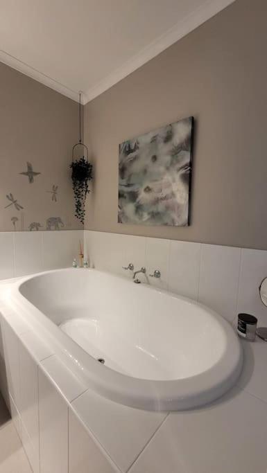 Apartment Tranquil Family Haven: Modern 4-bedroom Retreat Near Wildlife Park *