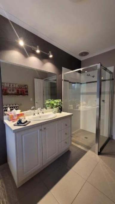 Tranquil Family Haven: Modern 4-bedroom Retreat Near Wildlife Park Apartment