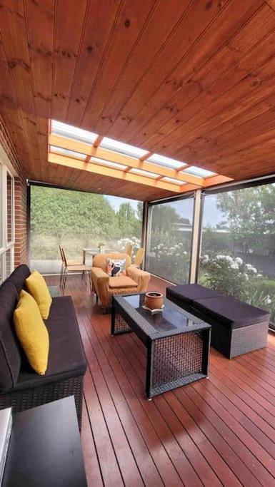 Tranquil Family Haven: Modern 4-bedroom Retreat Near Wildlife Park Apartment *