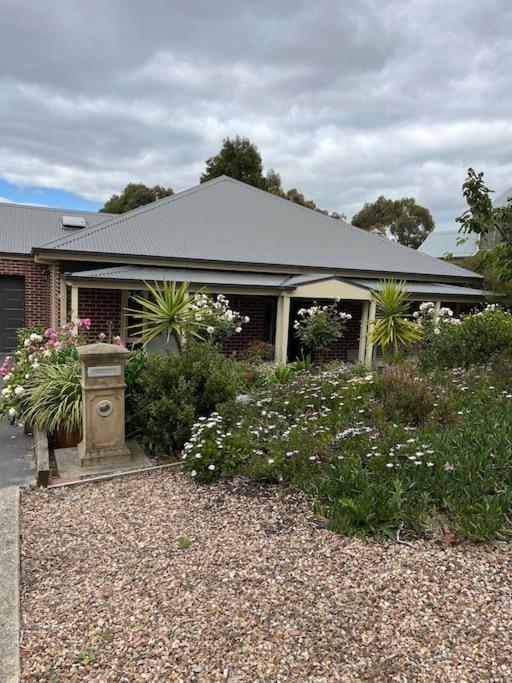 Tranquil Family Haven: Modern 4-bedroom Retreat Near Wildlife Park Apartment Ballarat