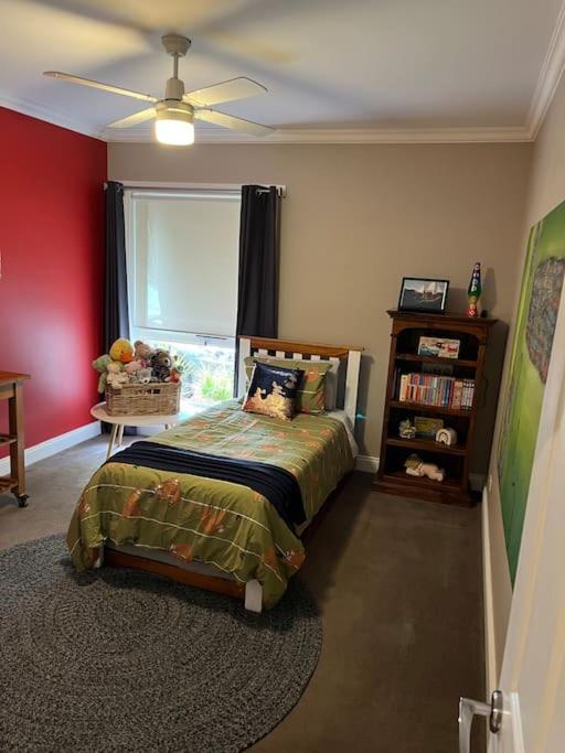 Apartment Tranquil Family Haven: Modern 4-bedroom Retreat Near Wildlife Park *