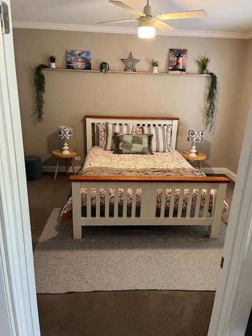 Apartment Tranquil Family Haven: Modern 4-bedroom Retreat Near Wildlife Park *
