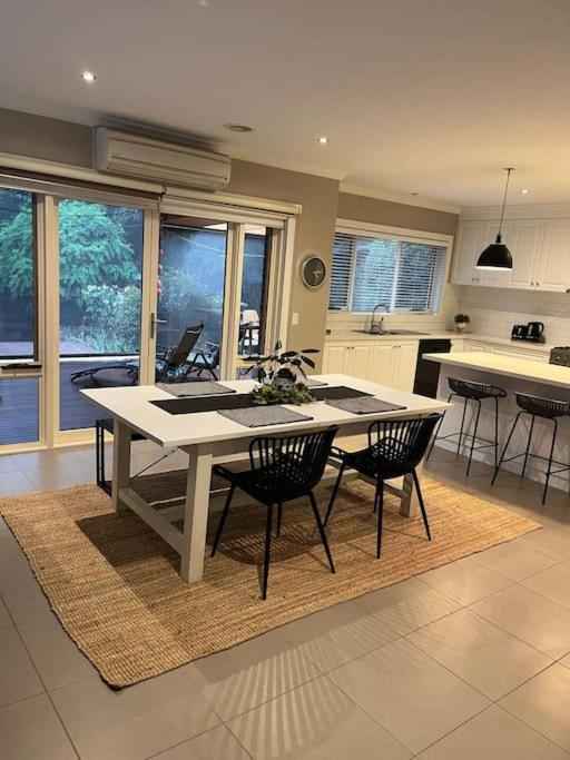 Tranquil Family Haven: Modern 4-bedroom Retreat Near Wildlife Park Apartment Ballarat