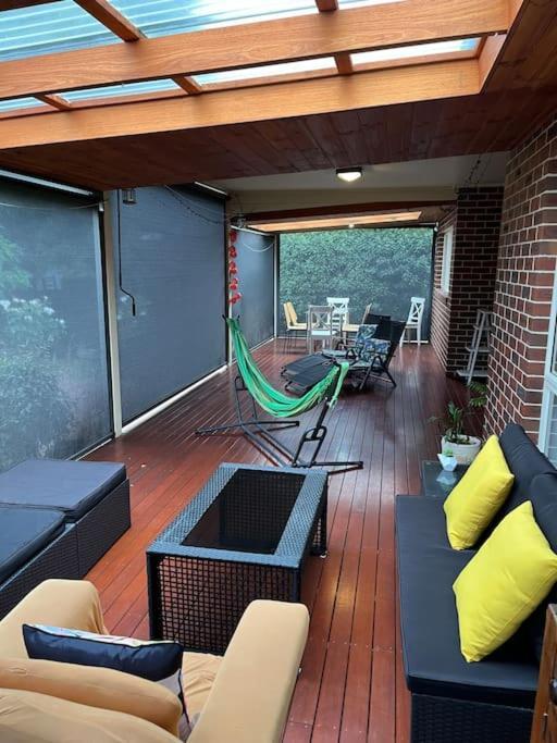Tranquil Family Haven: Modern 4-bedroom Retreat Near Wildlife Park Ballarat