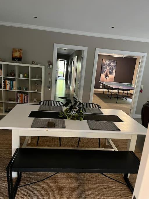 Apartment Tranquil Family Haven: Modern 4-bedroom Retreat Near Wildlife Park Ballarat