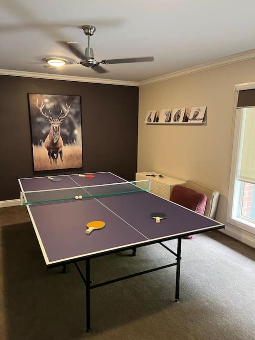 Tranquil Family Haven: Modern 4-bedroom Retreat Near Wildlife Park Apartment