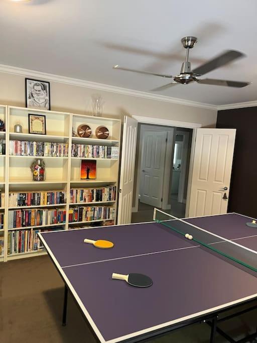 Tranquil Family Haven: Modern 4-bedroom Retreat Near Wildlife Park *