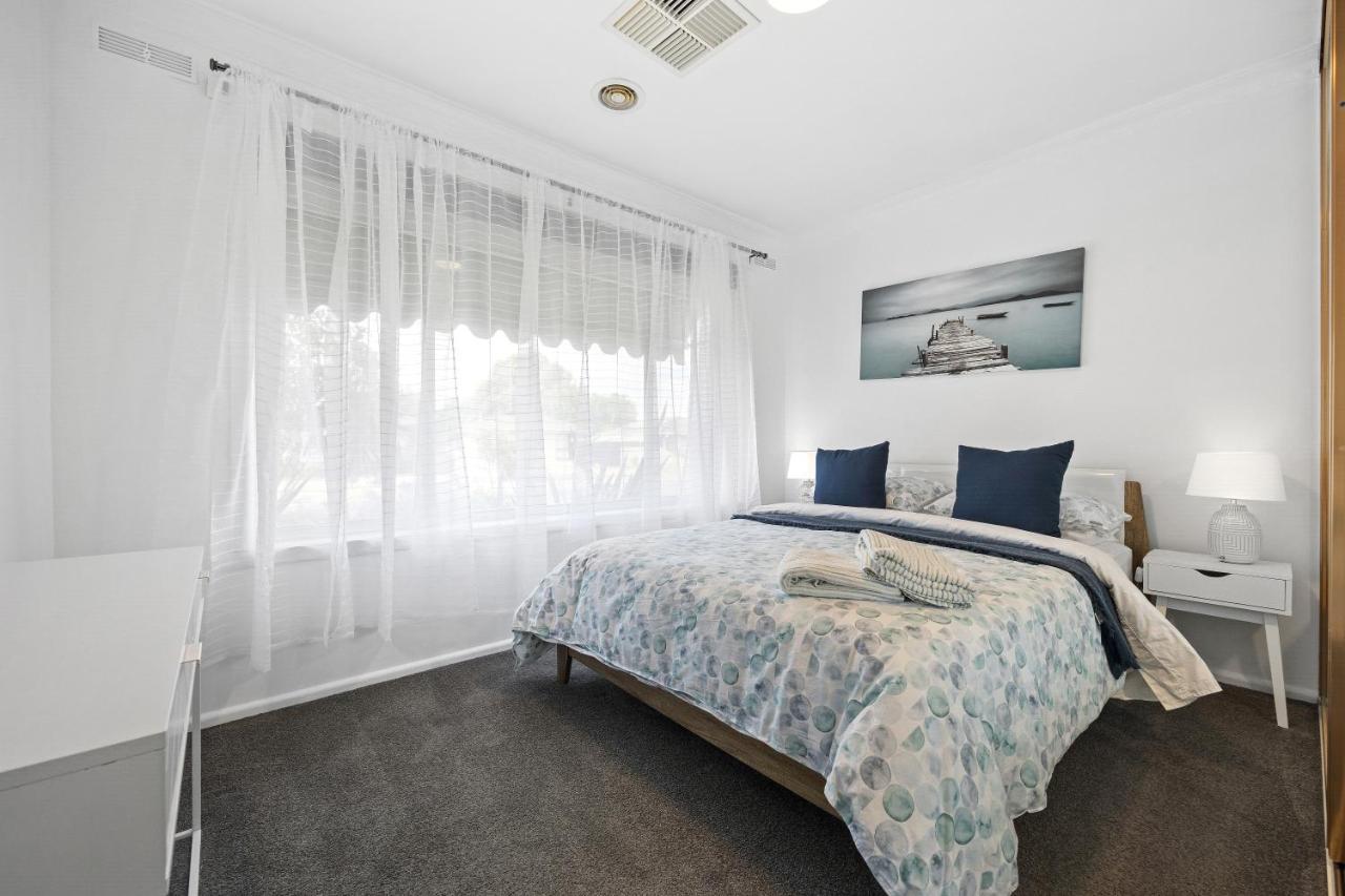 Family Haven: Spacious Near Shopping Holiday home