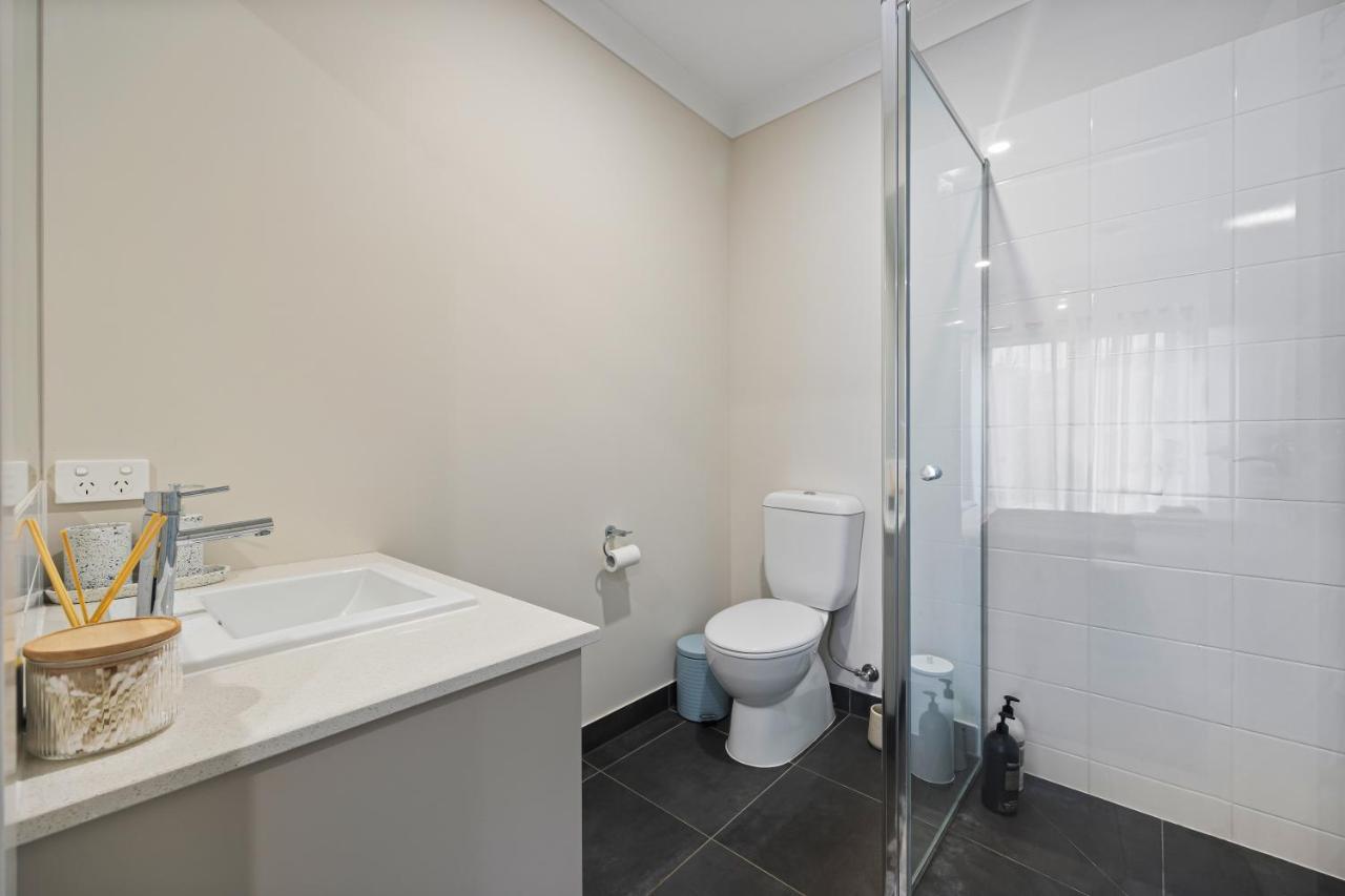 Modern Oasis: Stylish 3br Retreat Near Mall Holiday home Ballarat