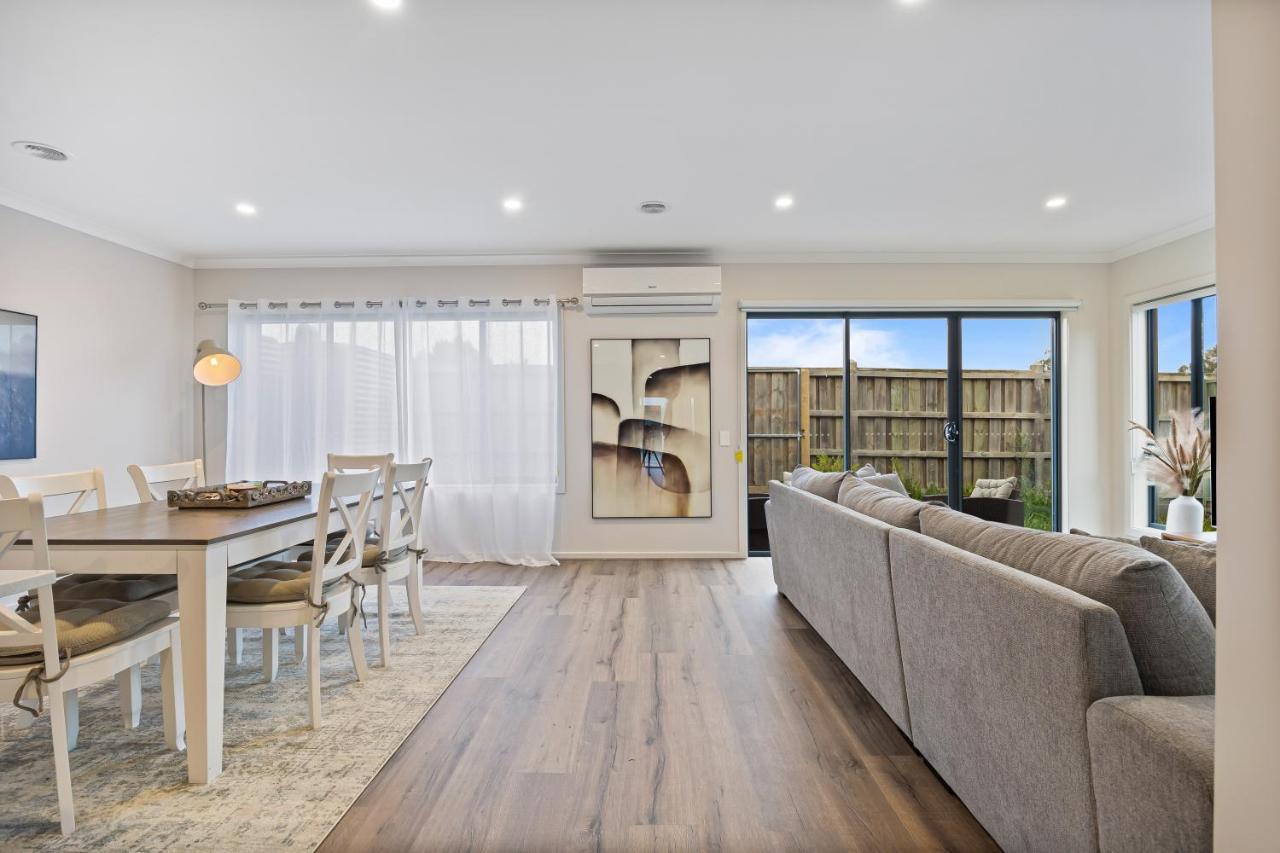 Modern Oasis: Stylish 3br Retreat Near Mall Holiday home Ballarat