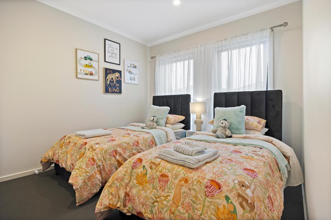 Modern Oasis: Stylish 3br Retreat Near Mall Holiday home *