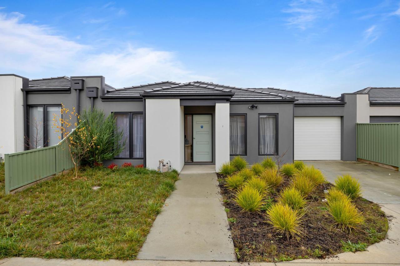 Modern Oasis: Stylish 3br Retreat Near Mall
