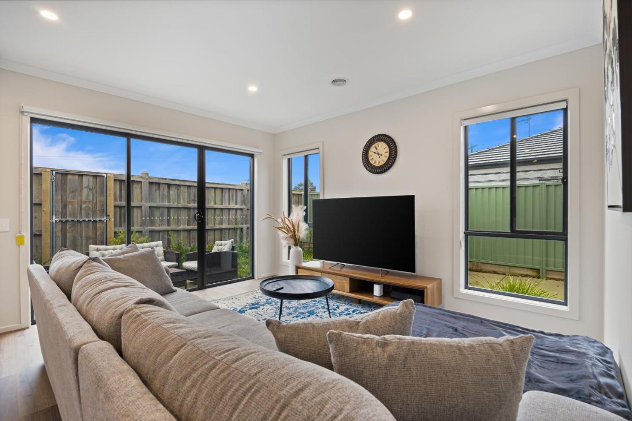 Modern Oasis: Stylish 3br Retreat Near Mall Holiday home *