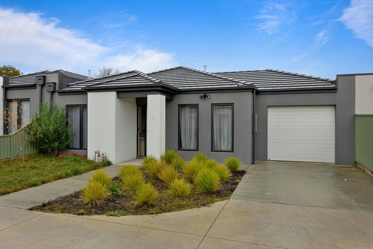 Modern Oasis: Stylish 3br Retreat Near Mall