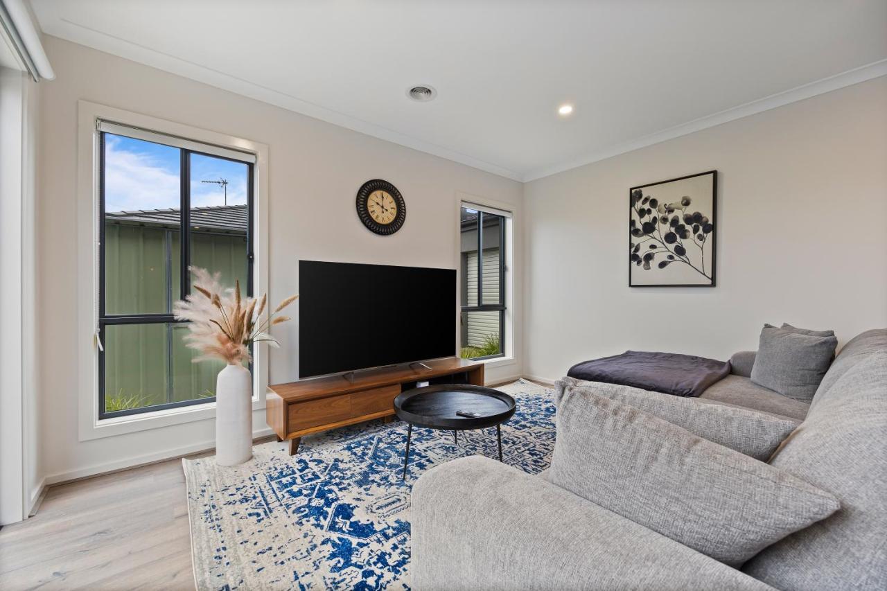 Modern Oasis: Stylish 3br Retreat Near Mall Ballarat