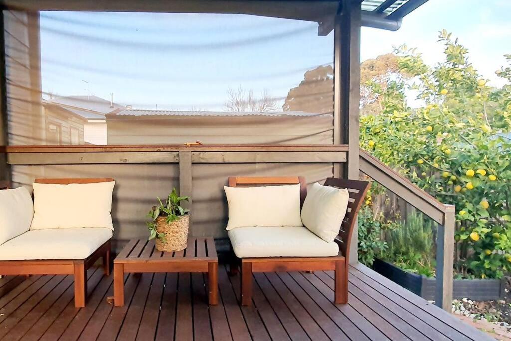 Holiday home - Grant Street - Natural, Boho, Coastal Vibe - 2 Kms From Sovereign Hill - Sleeps 1 To 6 *