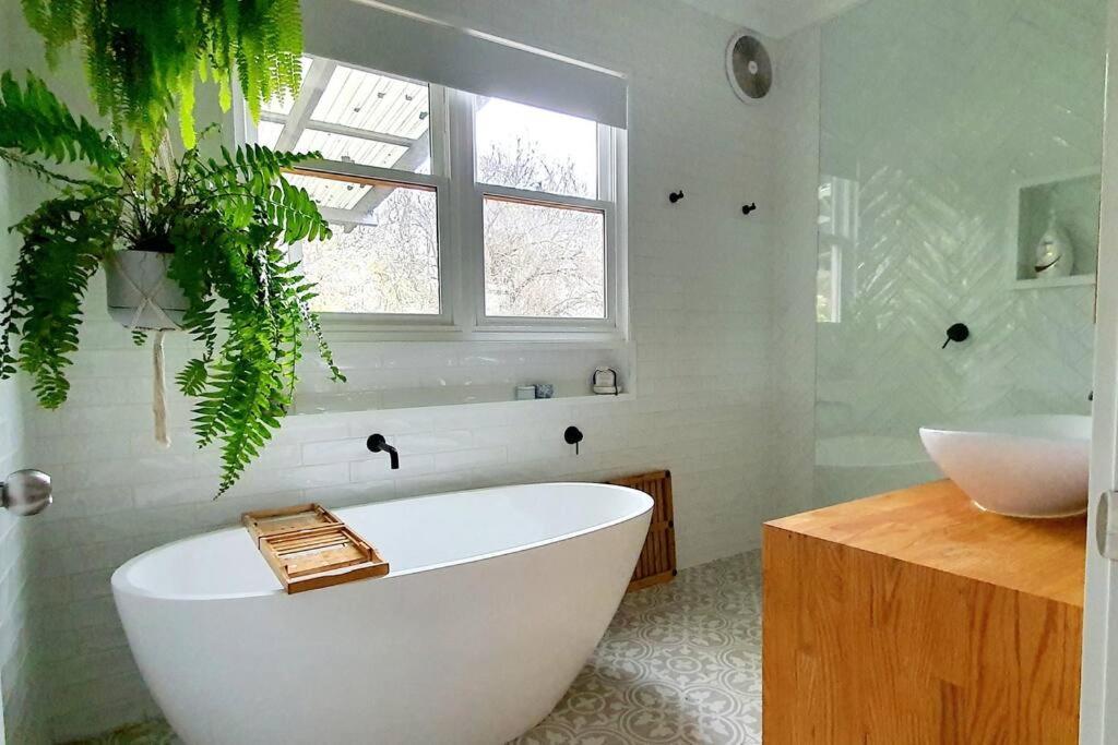 - Grant Street - Natural, Boho, Coastal Vibe - 2 Kms From Sovereign Hill - Sleeps 1 To 6 *