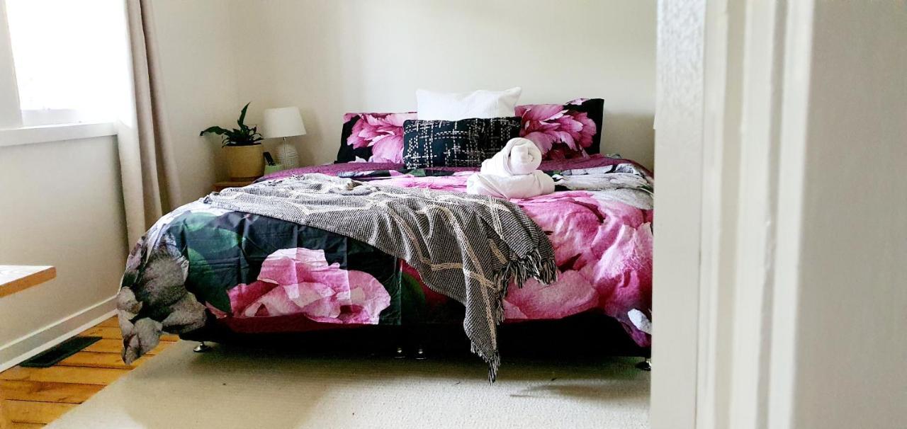Holiday home - Grant Street - Natural, Boho, Coastal Vibe - 2 Kms From Sovereign Hill - Sleeps 1 To 6 *