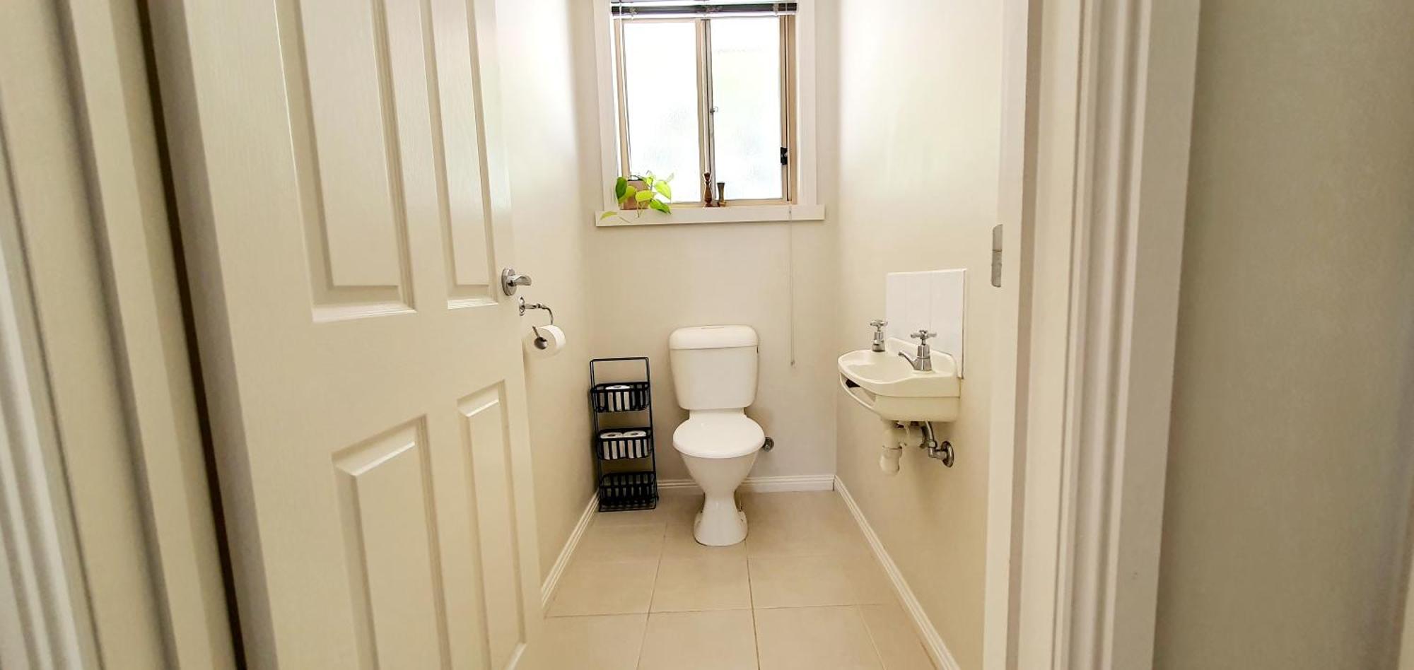 Holiday home Homes - Bells Lane - Large With Double Garage - Only Minutes From Cbd - Sleeps 1 To 10 *