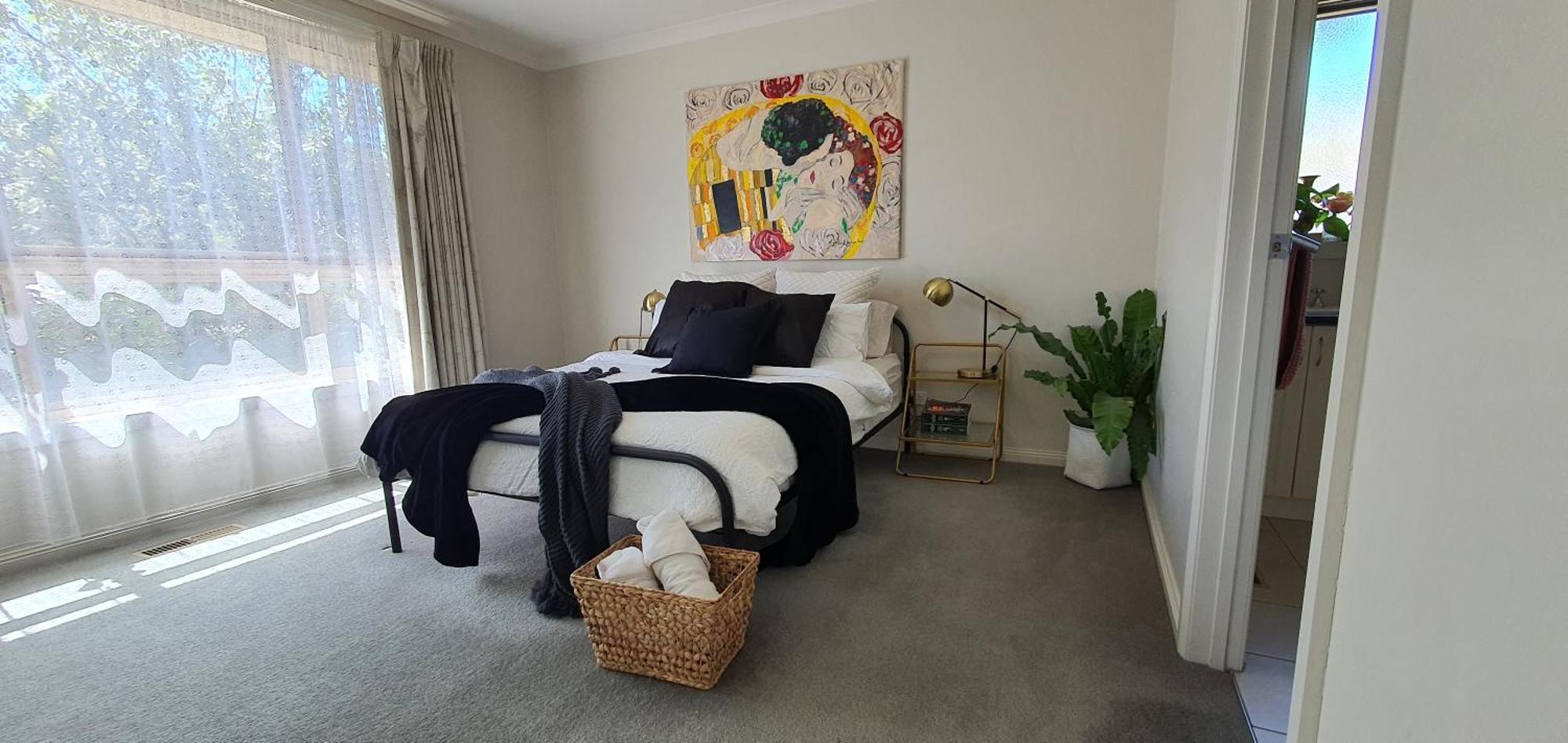 Holiday home Homes - Bells Lane - Large With Double Garage - Only Minutes From Cbd - Sleeps 1 To 10