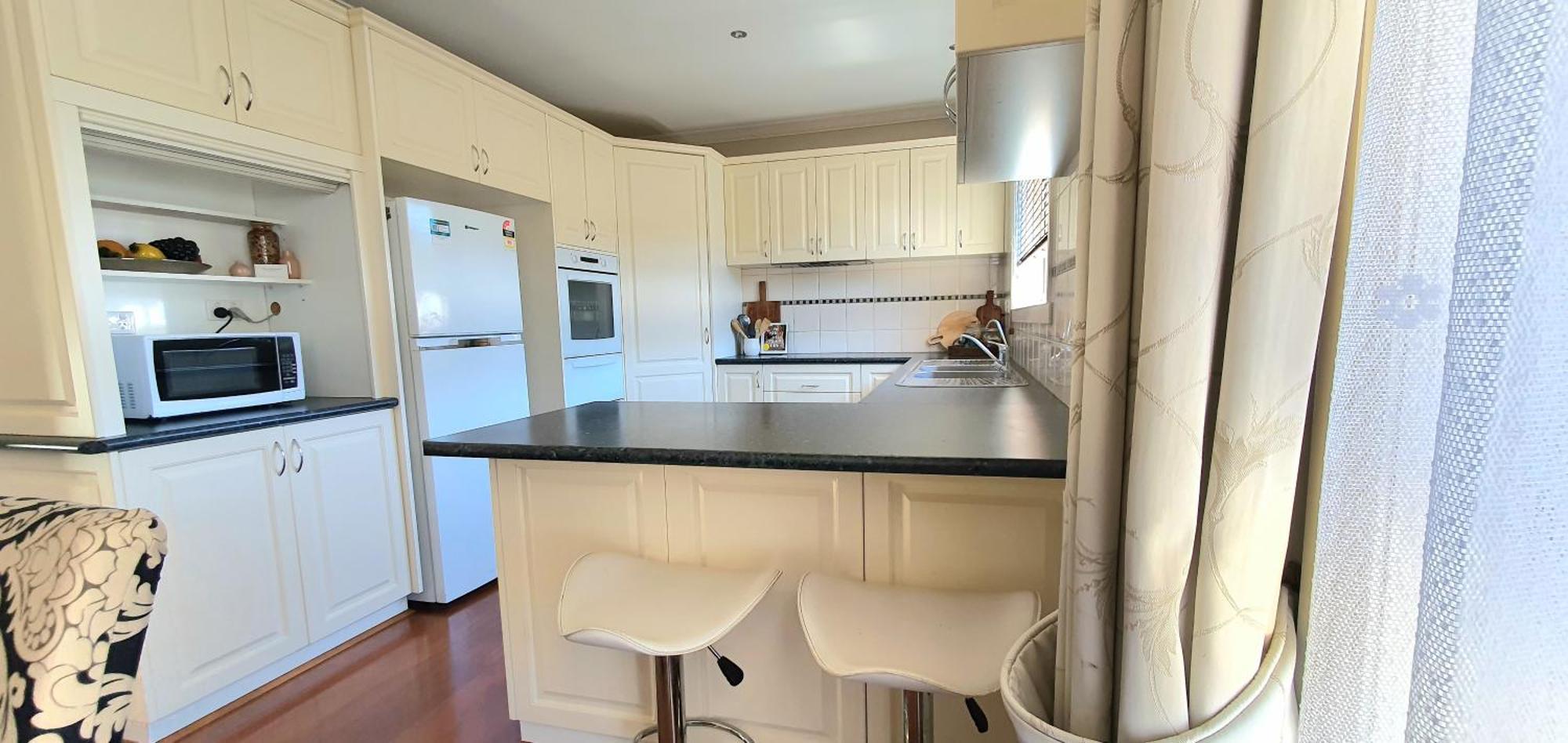 Homes - Bells Lane - Large With Double Garage - Only Minutes From Cbd - Sleeps 1 To 10 Holiday home Ballarat