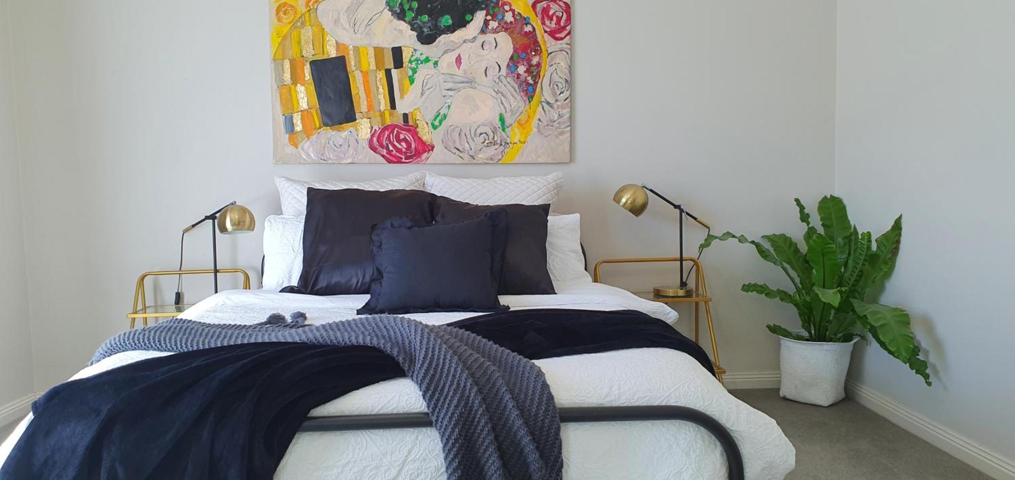 Holiday home Homes - Bells Lane - Large With Double Garage - Only Minutes From Cbd - Sleeps 1 To 10 *